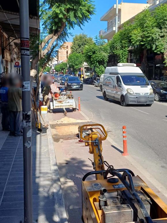 ΦΩΤΟ | Συνεργείο της ΔΕΥΑΧ στην Κυδωνίας για ζημιά σε αγωγό
