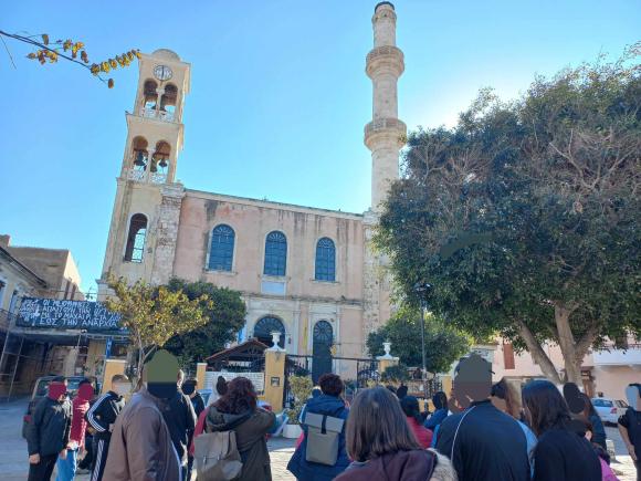 ΦΩΤΟ | Μαθητές “συναντήθηκαν” στα Χανιά για να γνωρίσουν τα θρησκευτικά μνημεία της πόλης