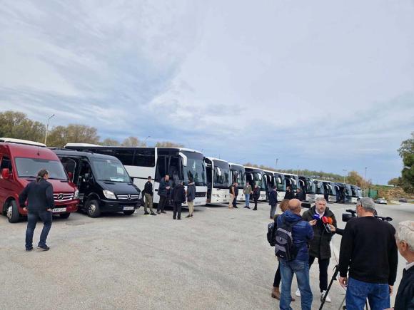 ΦΩΤΟ | Πορεία διαμαρτυρίας των ιδιοκτητών τουριστικών λεωφορείων δυτικής Κρήτης