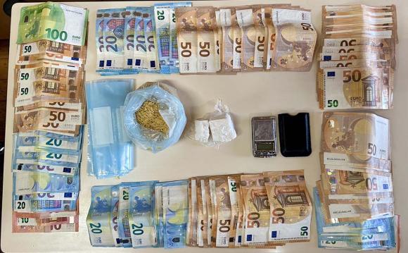 ΦΩΤΟ | Τρεις συλλήψεις από την ΕΛ.ΑΣ. Βρέθηκε κοκαΐνη σε μορφή βράχου σε σπίτι στο Ρέθυμνο