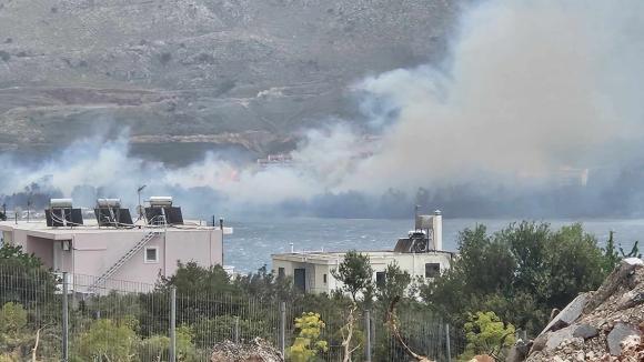 ΦΩΤΟ κ’ ΒΙΝΤΕΟ | Μεγάλη πυρκαγιά κοντά στο Ναύσταθμο Κρήτης. Εκκενώθηκε ο οικισμός και το ΝΝΚ